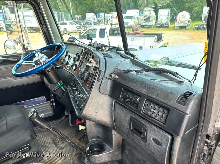 image for item DW7162 2001 Peterbilt 379 semi truck