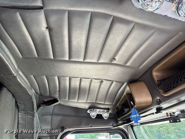 image for item DW7162 2001 Peterbilt 379 semi truck