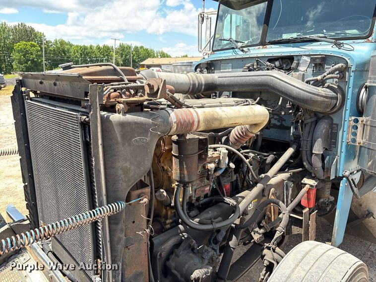 image for item DW7162 2001 Peterbilt 379 semi truck