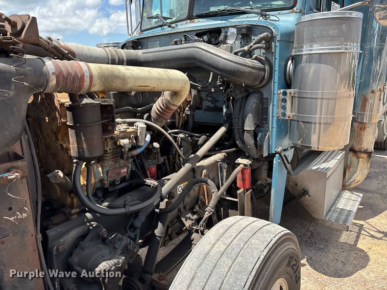 image for item DW7162 2001 Peterbilt 379 semi truck