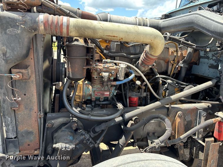 image for item DW7162 2001 Peterbilt 379 semi truck