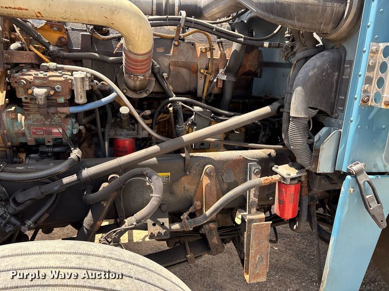 image for item DW7162 2001 Peterbilt 379 semi truck