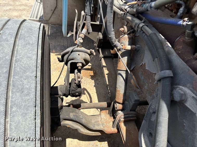 image for item DW7162 2001 Peterbilt 379 semi truck