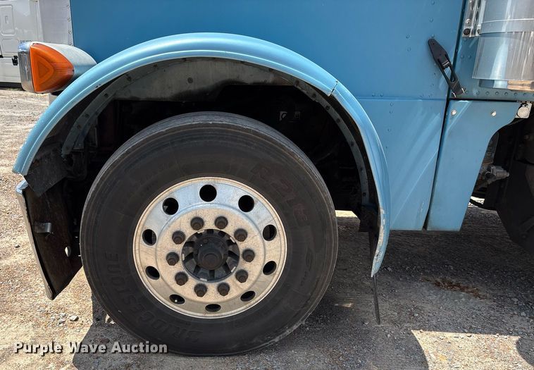 image for item DW7162 2001 Peterbilt 379 semi truck