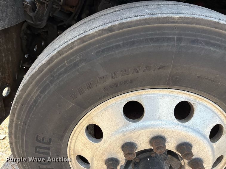 image for item DW7162 2001 Peterbilt 379 semi truck