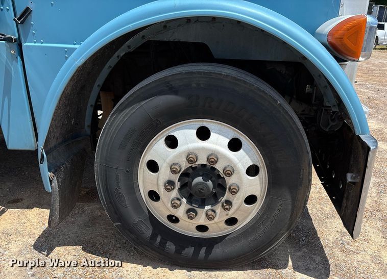 image for item DW7162 2001 Peterbilt 379 semi truck