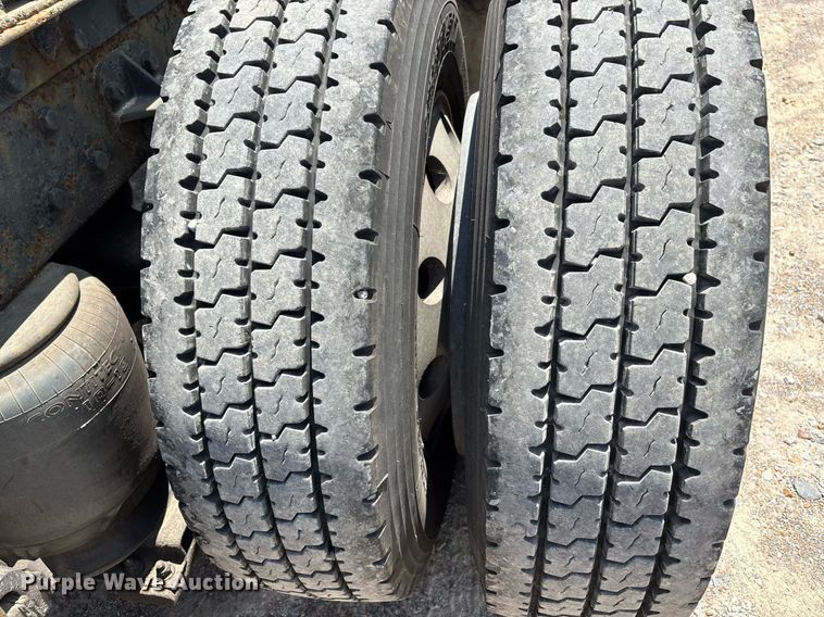 image for item DW7162 2001 Peterbilt 379 semi truck