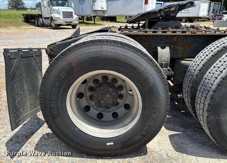 image for item DW7162 2001 Peterbilt 379 semi truck