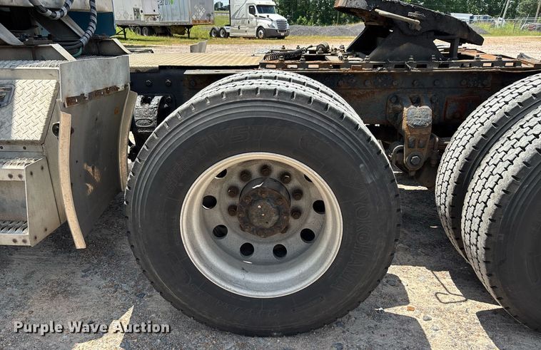 image for item DW7162 2001 Peterbilt 379 semi truck