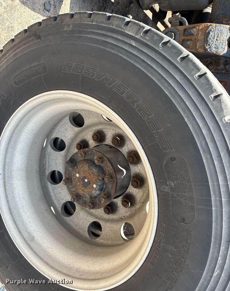 image for item DW7162 2001 Peterbilt 379 semi truck