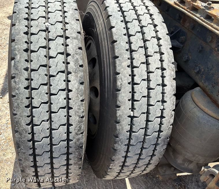 image for item DW7162 2001 Peterbilt 379 semi truck