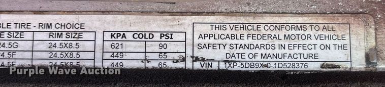 image for item DW7162 2001 Peterbilt 379 semi truck