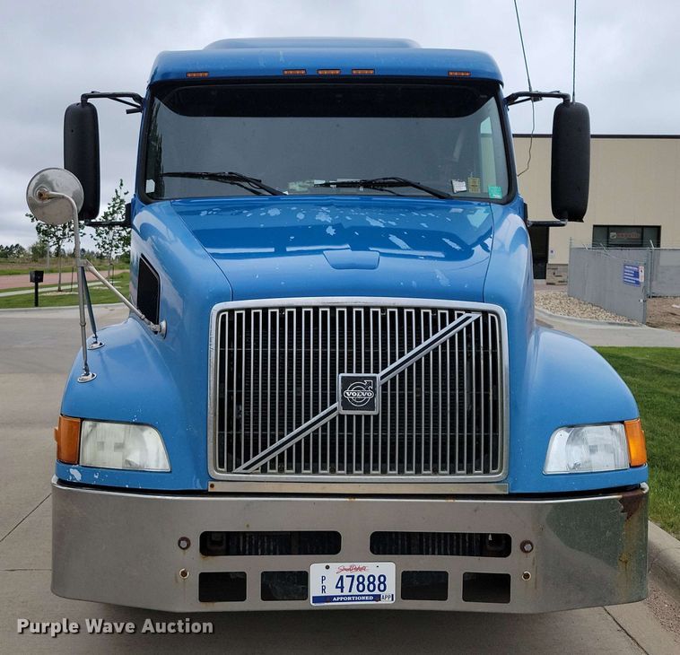 image for item DX6990 2002 Volvo VNL semi truck