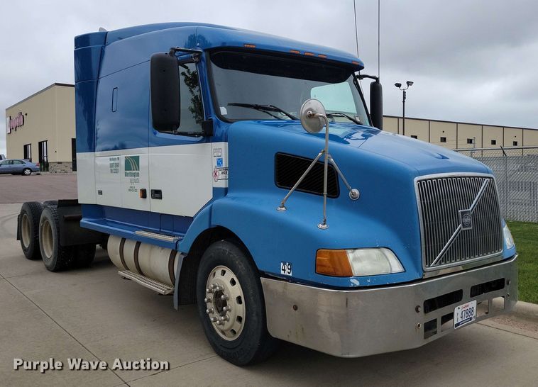 image for item DX6990 2002 Volvo VNL semi truck