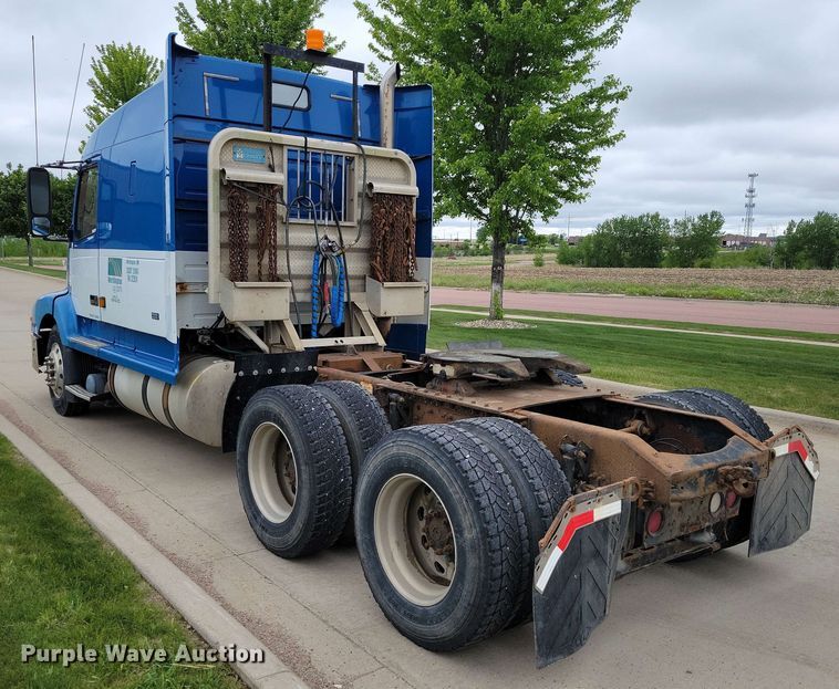 image for item DX6990 2002 Volvo VNL semi truck