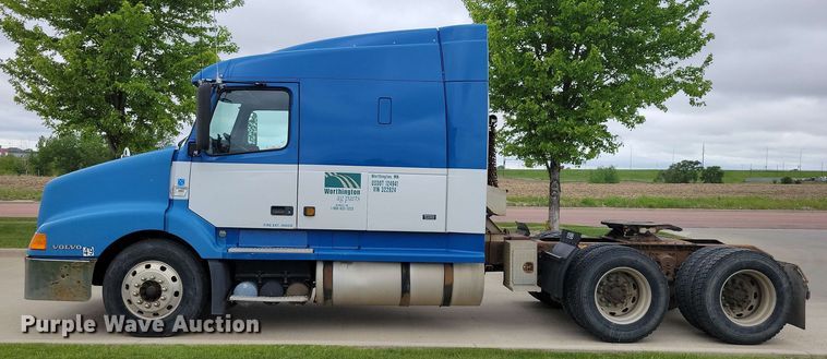 image for item DX6990 2002 Volvo VNL semi truck