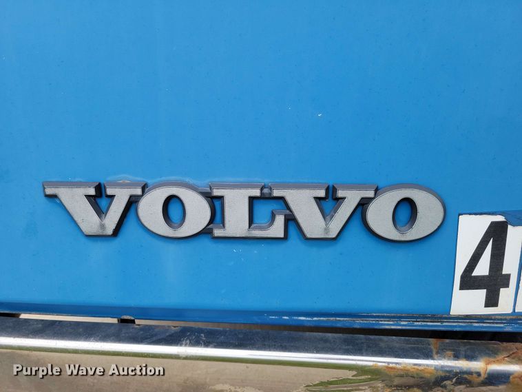 image for item DX6990 2002 Volvo VNL semi truck