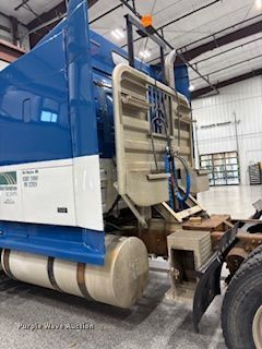 image for item DX6990 2002 Volvo VNL semi truck