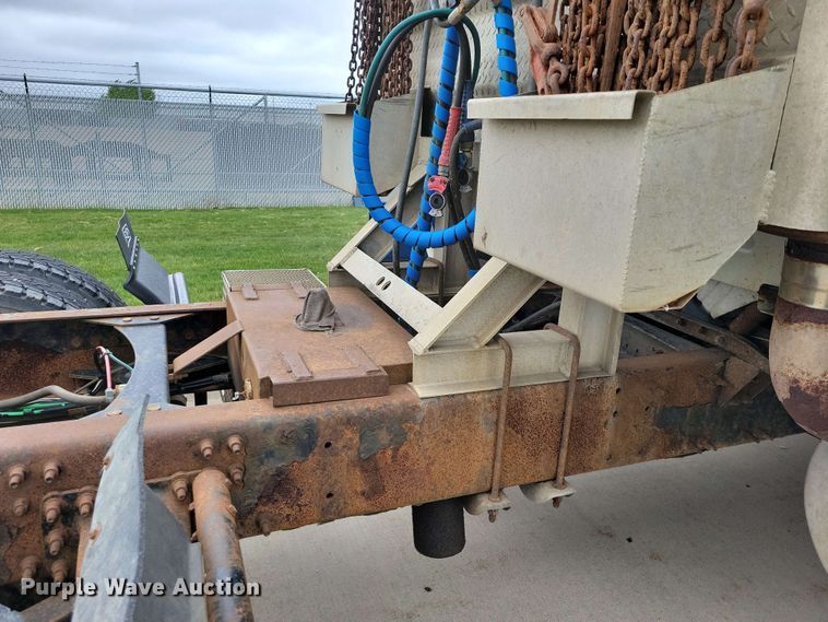 image for item DX6990 2002 Volvo VNL semi truck