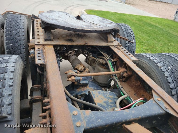 image for item DX6990 2002 Volvo VNL semi truck