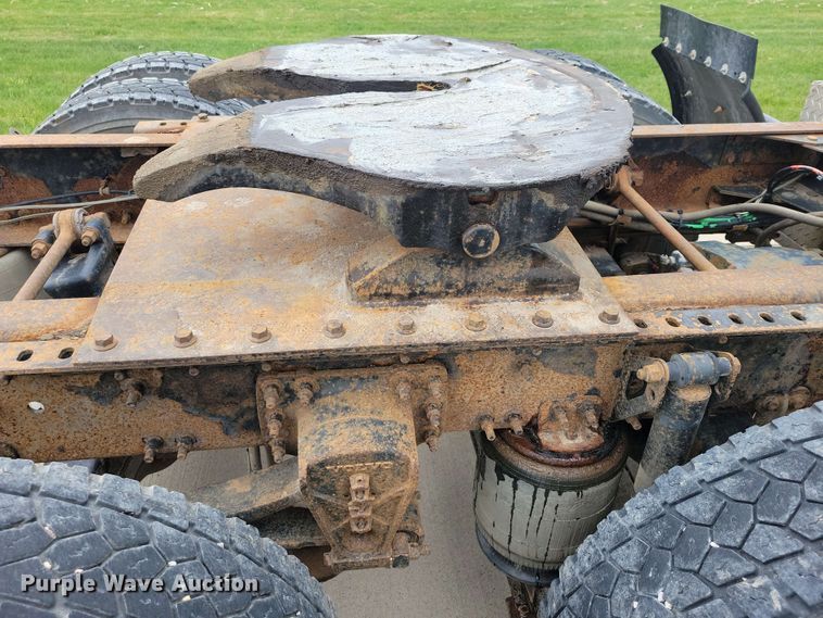 image for item DX6990 2002 Volvo VNL semi truck