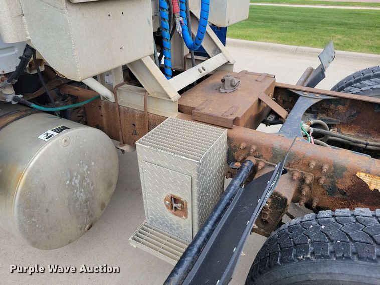 image for item DX6990 2002 Volvo VNL semi truck