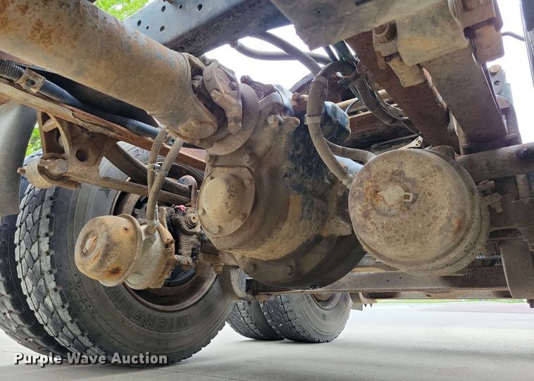 image for item DX6990 2002 Volvo VNL semi truck