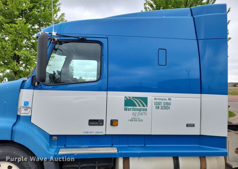 image for item DX6990 2002 Volvo VNL semi truck