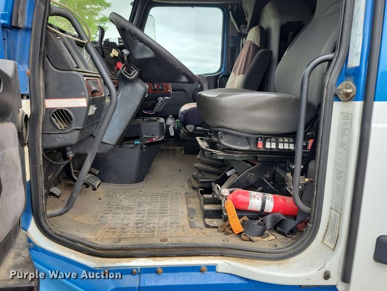 image for item DX6990 2002 Volvo VNL semi truck