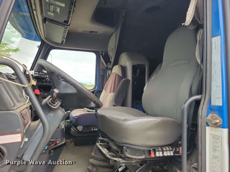 image for item DX6990 2002 Volvo VNL semi truck