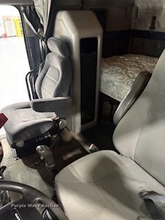 image for item DX6990 2002 Volvo VNL semi truck