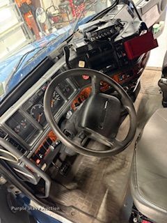 image for item DX6990 2002 Volvo VNL semi truck