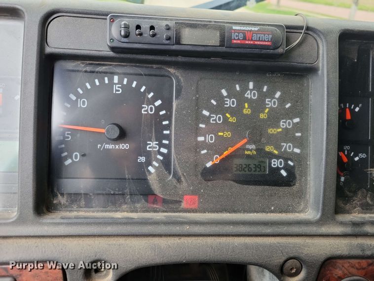 image for item DX6990 2002 Volvo VNL semi truck