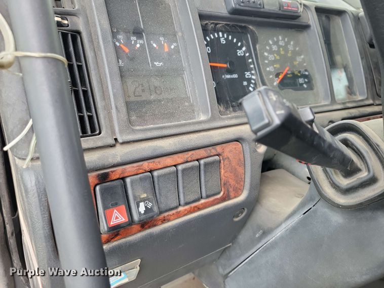 image for item DX6990 2002 Volvo VNL semi truck