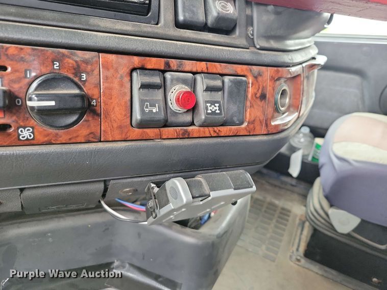 image for item DX6990 2002 Volvo VNL semi truck