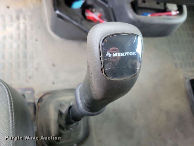 image for item DX6990 2002 Volvo VNL semi truck