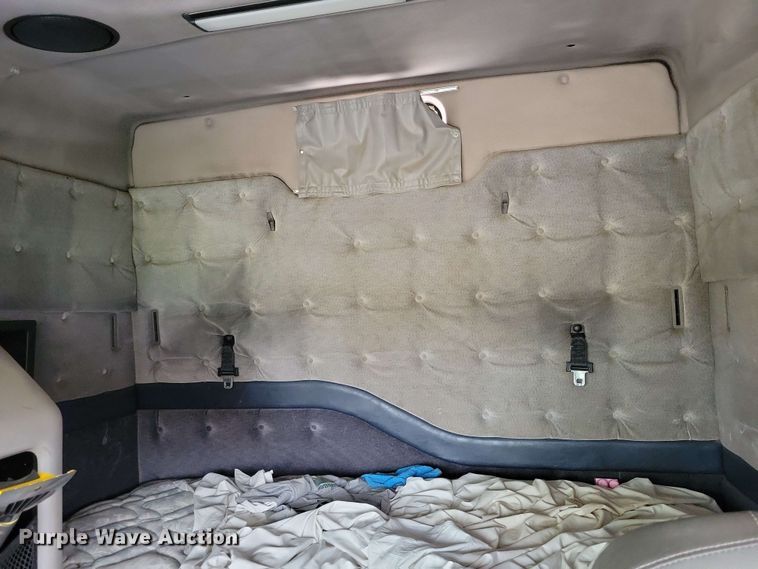 image for item DX6990 2002 Volvo VNL semi truck