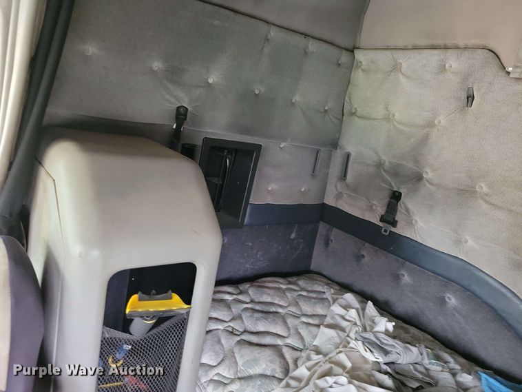 image for item DX6990 2002 Volvo VNL semi truck