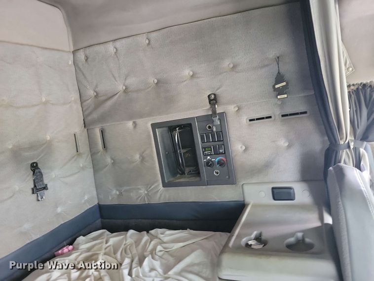 image for item DX6990 2002 Volvo VNL semi truck