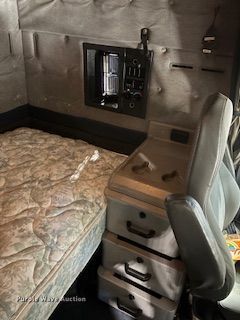 image for item DX6990 2002 Volvo VNL semi truck