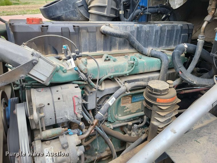 image for item DX6990 2002 Volvo VNL semi truck