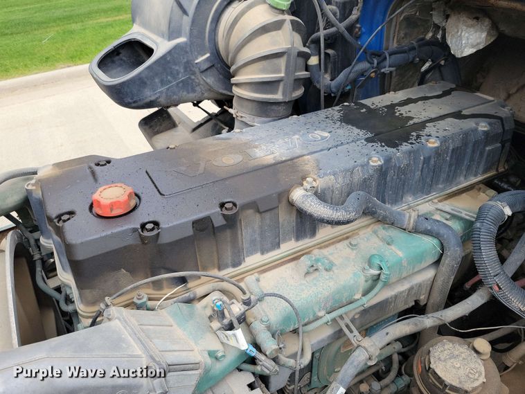 image for item DX6990 2002 Volvo VNL semi truck