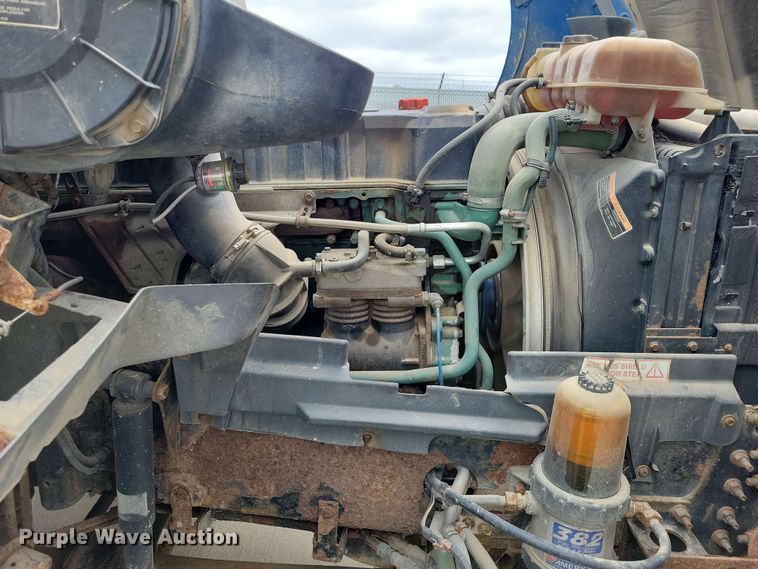 image for item DX6990 2002 Volvo VNL semi truck