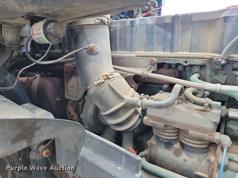 image for item DX6990 2002 Volvo VNL semi truck