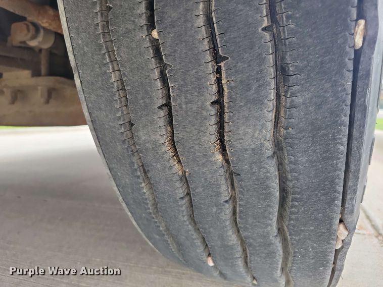 image for item DX6990 2002 Volvo VNL semi truck