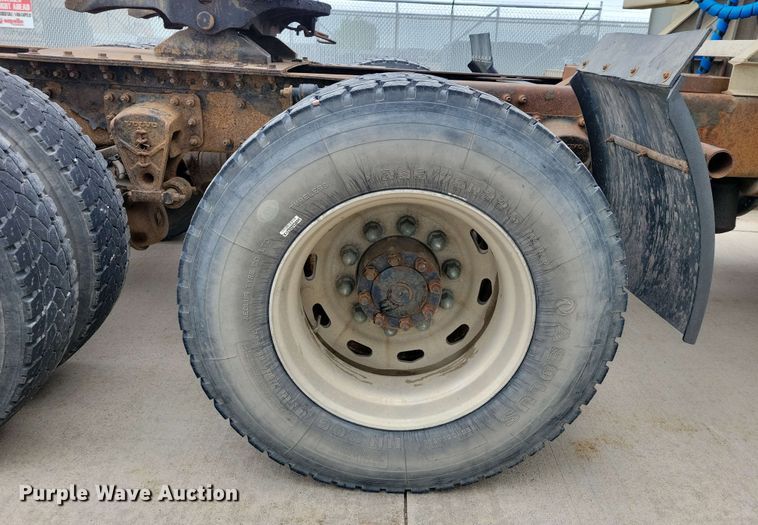 image for item DX6990 2002 Volvo VNL semi truck