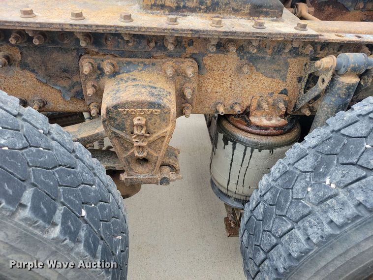 image for item DX6990 2002 Volvo VNL semi truck