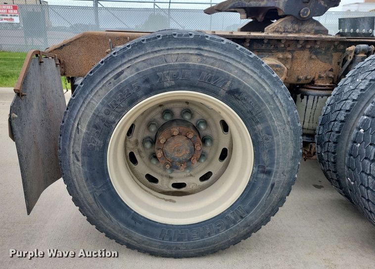 image for item DX6990 2002 Volvo VNL semi truck