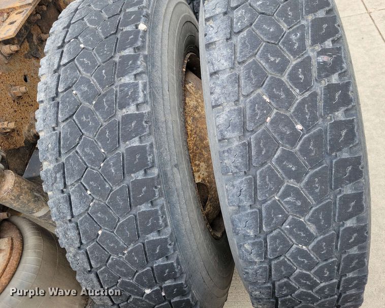 image for item DX6990 2002 Volvo VNL semi truck