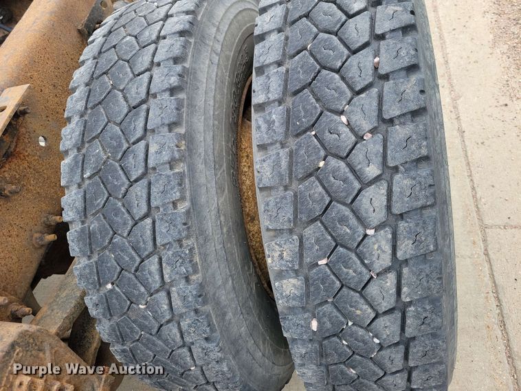 image for item DX6990 2002 Volvo VNL semi truck